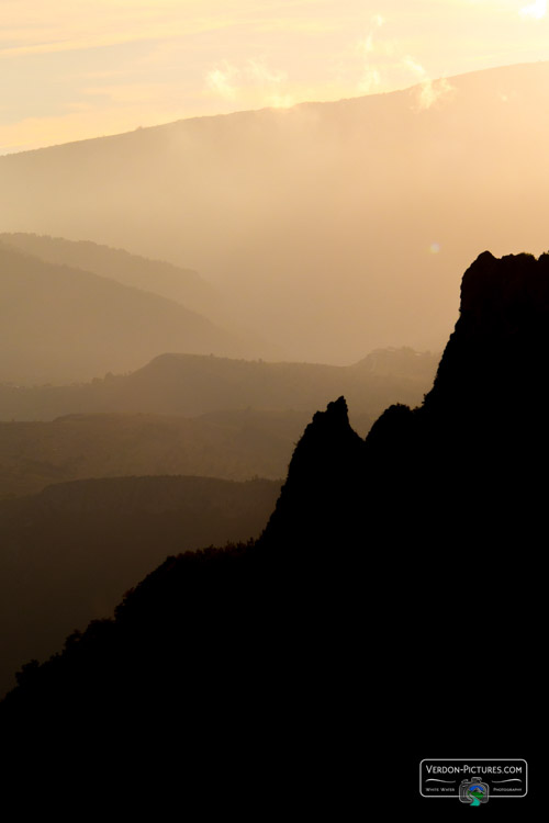 photo coucher de soleil nuages et brume sur rougon Verdon